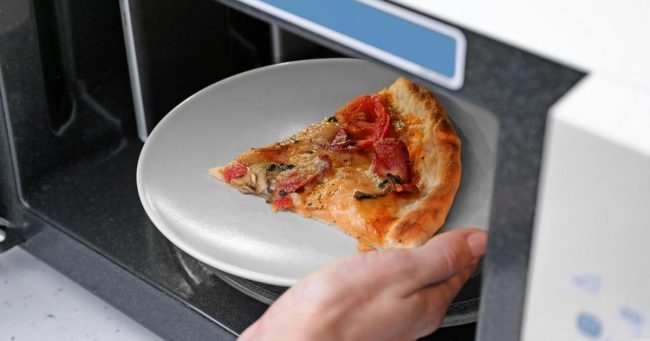 put pizza on microwave